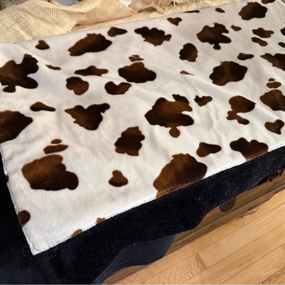 Velvety Cow Print Blanket with Black Border Vintage - Picture 5 of 5